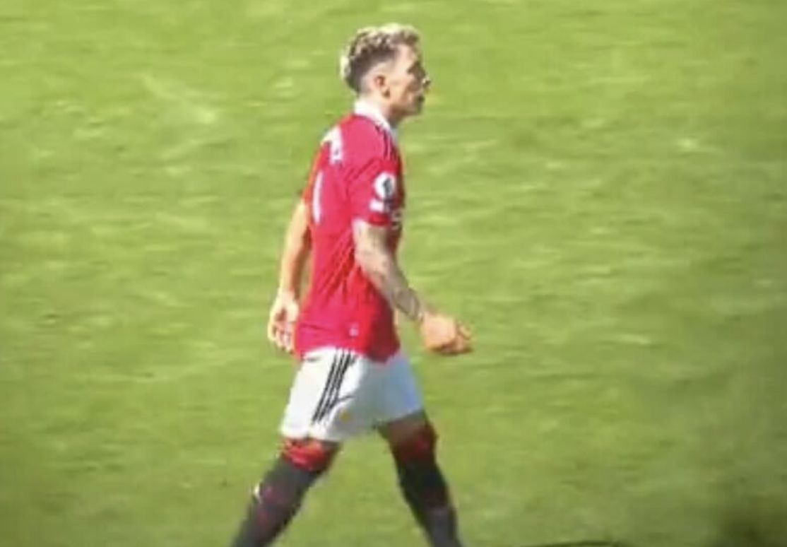 Video Lisandro Martinez Drops To His Knees After Martial Goal Vs Everton