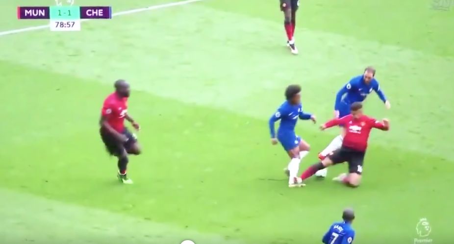 Nævne upassende fugl Video) Marcos Rojo blessed to escape red card after reckless challenge on  Willian — Stretty News