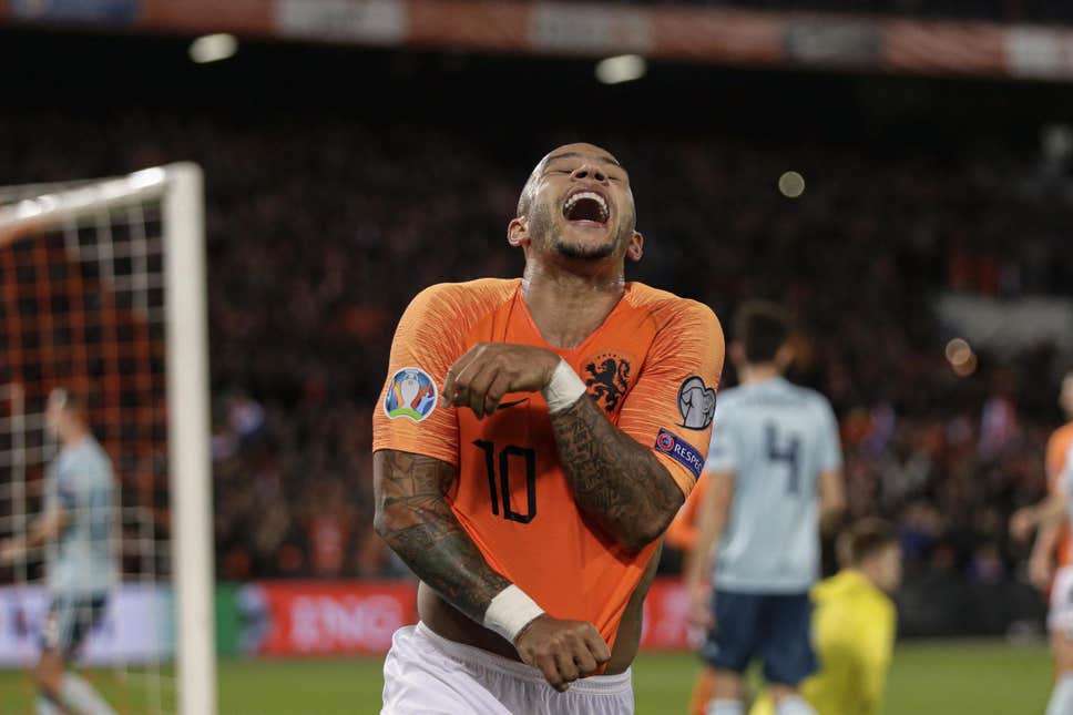 Manchester United fans urge club to re-sign Memphis Depay