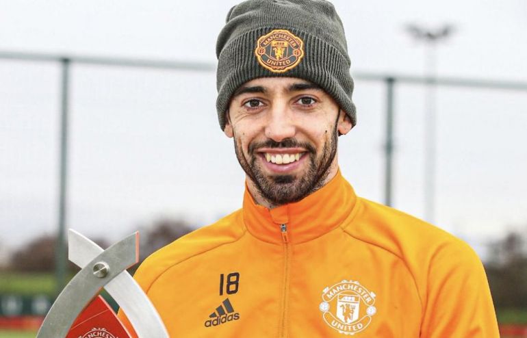 (Photo) Bruno Fernandes shows-off Man United Player of the Month award