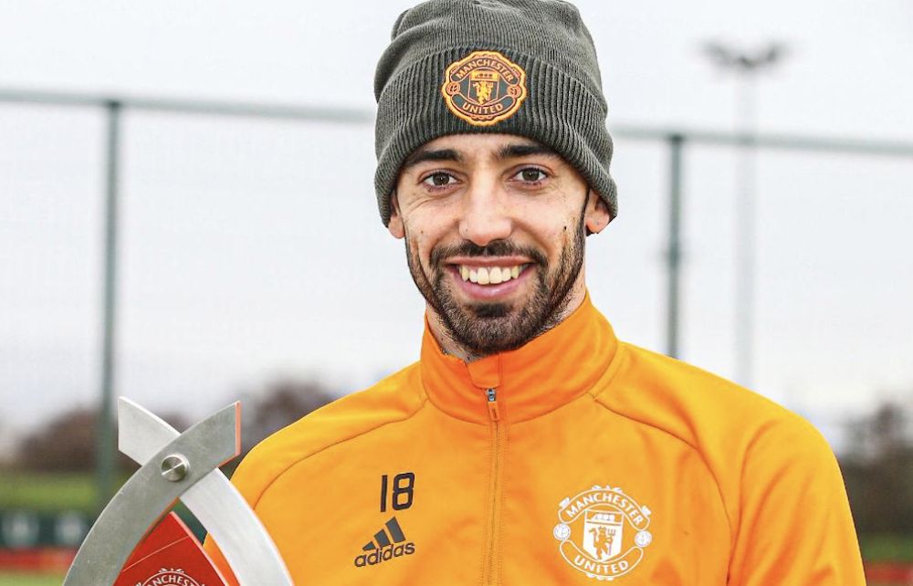 Photo Bruno Fernandes Shows Off Man United Player Of The Month Award