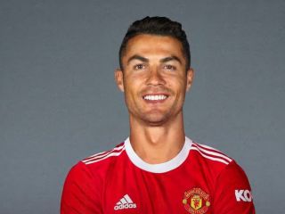 Cristiano Ronaldo accepts Manchester United contract proposal