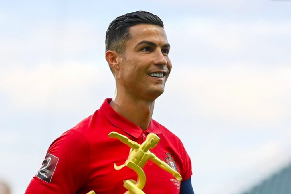ægtemand radioaktivitet øve sig Photo) Cristiano Ronaldo collects Euro 2020 top scorer award