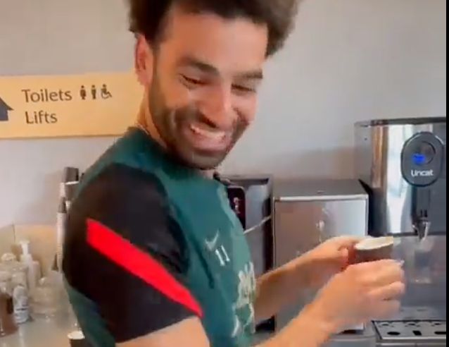 (Vidéo) « Quel jeune homme » – Mohamed Salah fait du café pour Rio Ferdinand