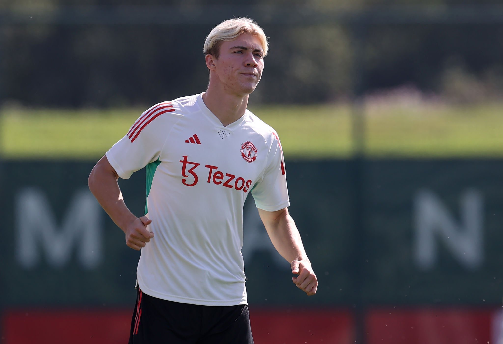 Photo) Rasmus Hojlund shares positive training update amid injury recovery