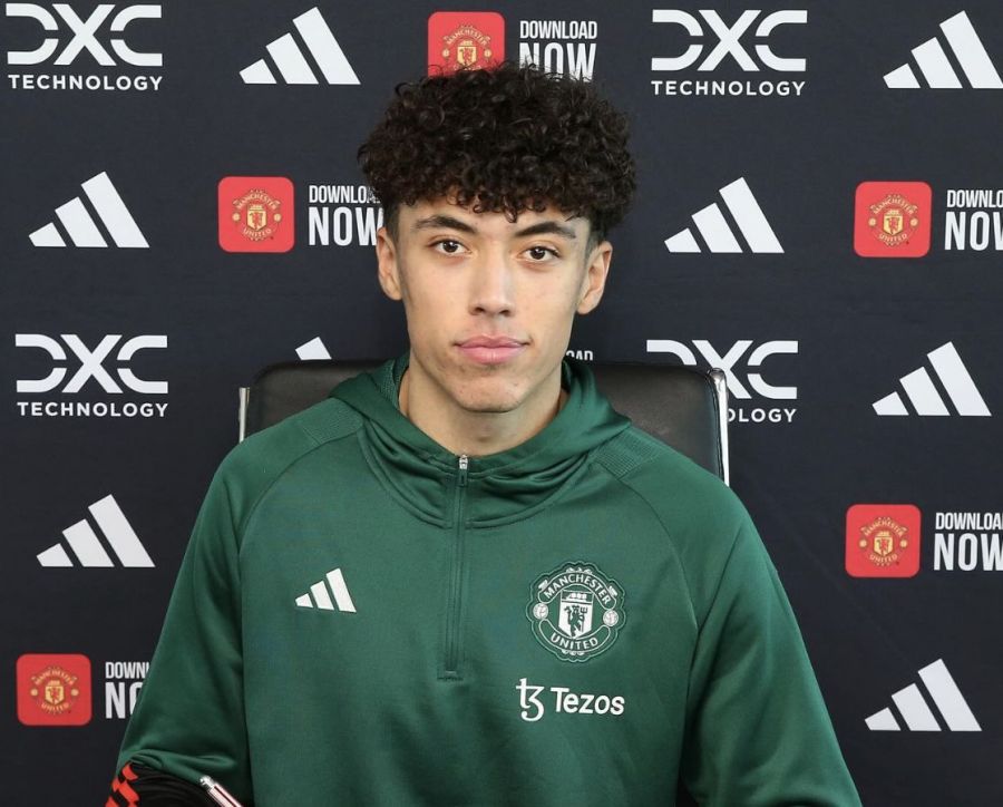 Ethan Wheatley signs first-ever professional contract at Manchester United