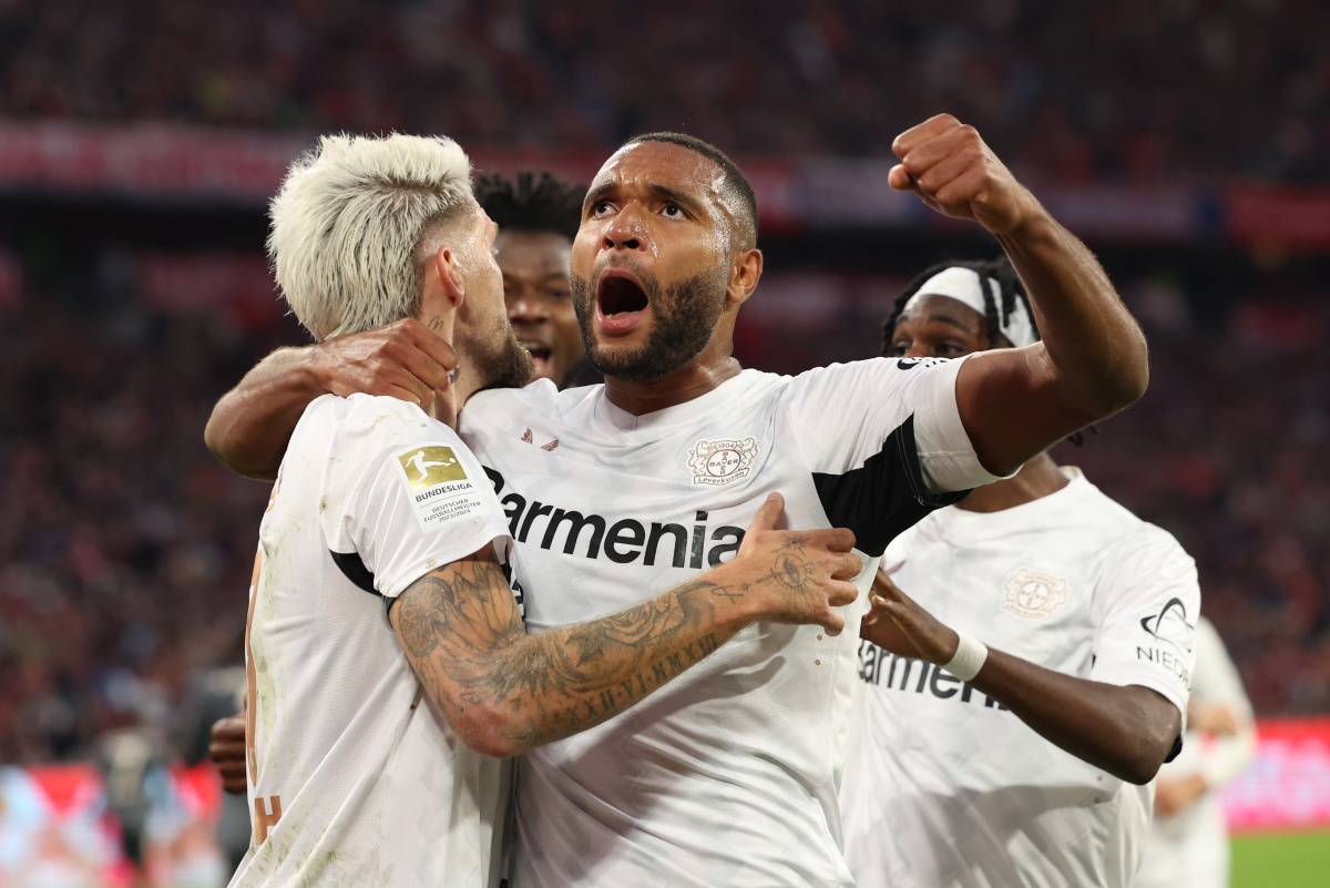 Jonathan Tah celebrates with his teammates.