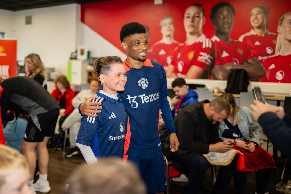 Amad Diallo meets young Manchester United fans