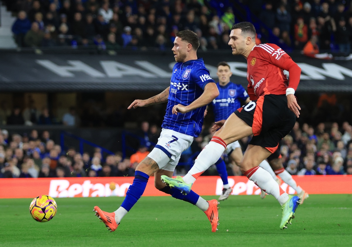 Diogo Dalot found it difficult under Ruben Amorim in his first game