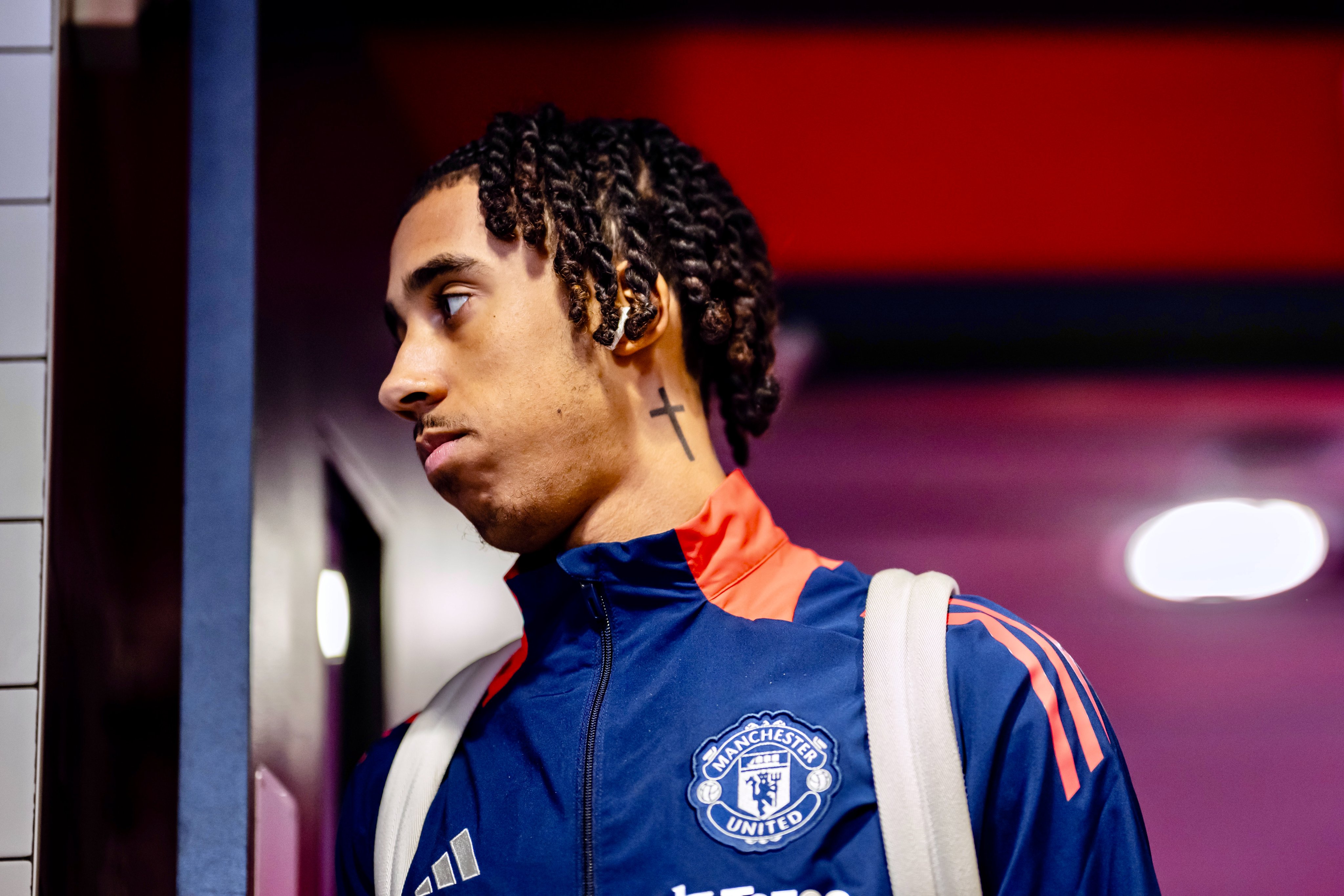 Leny Yoro arrives at the Emirates ahead of his debut.