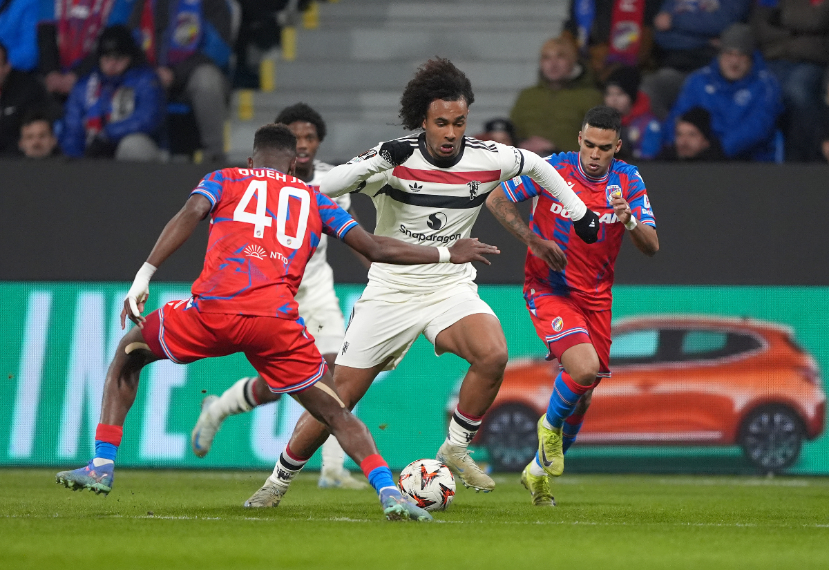 Joshua Zirkzee is tackled by two Plzen players.