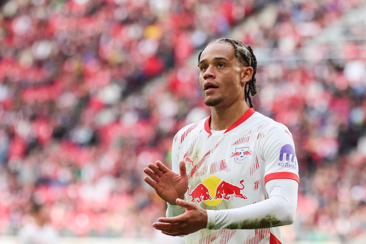 Xavi Simons applauds the Leipzig fans.