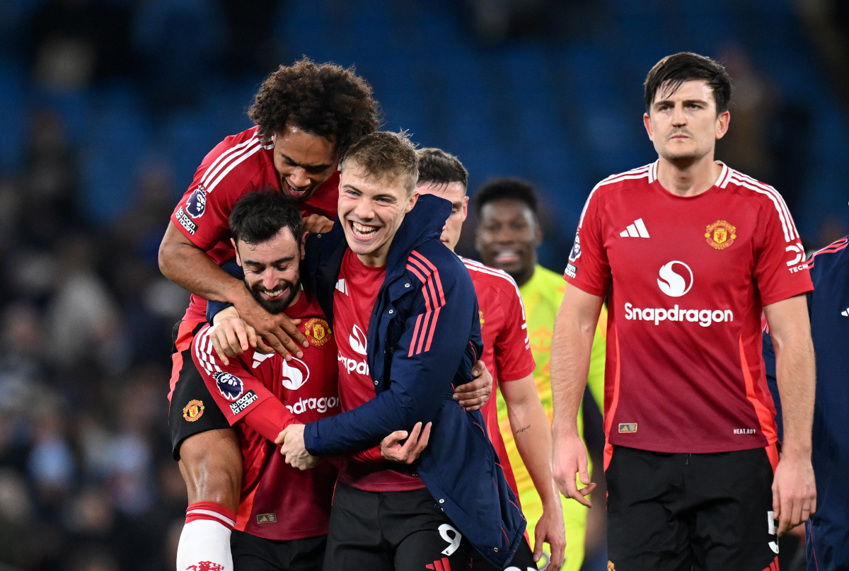 Joshua Zirkzee celebrates with Bruno Fernandes.