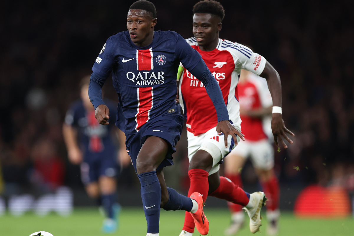 Bukayo Saka chases Nuno Mendes of PSG.