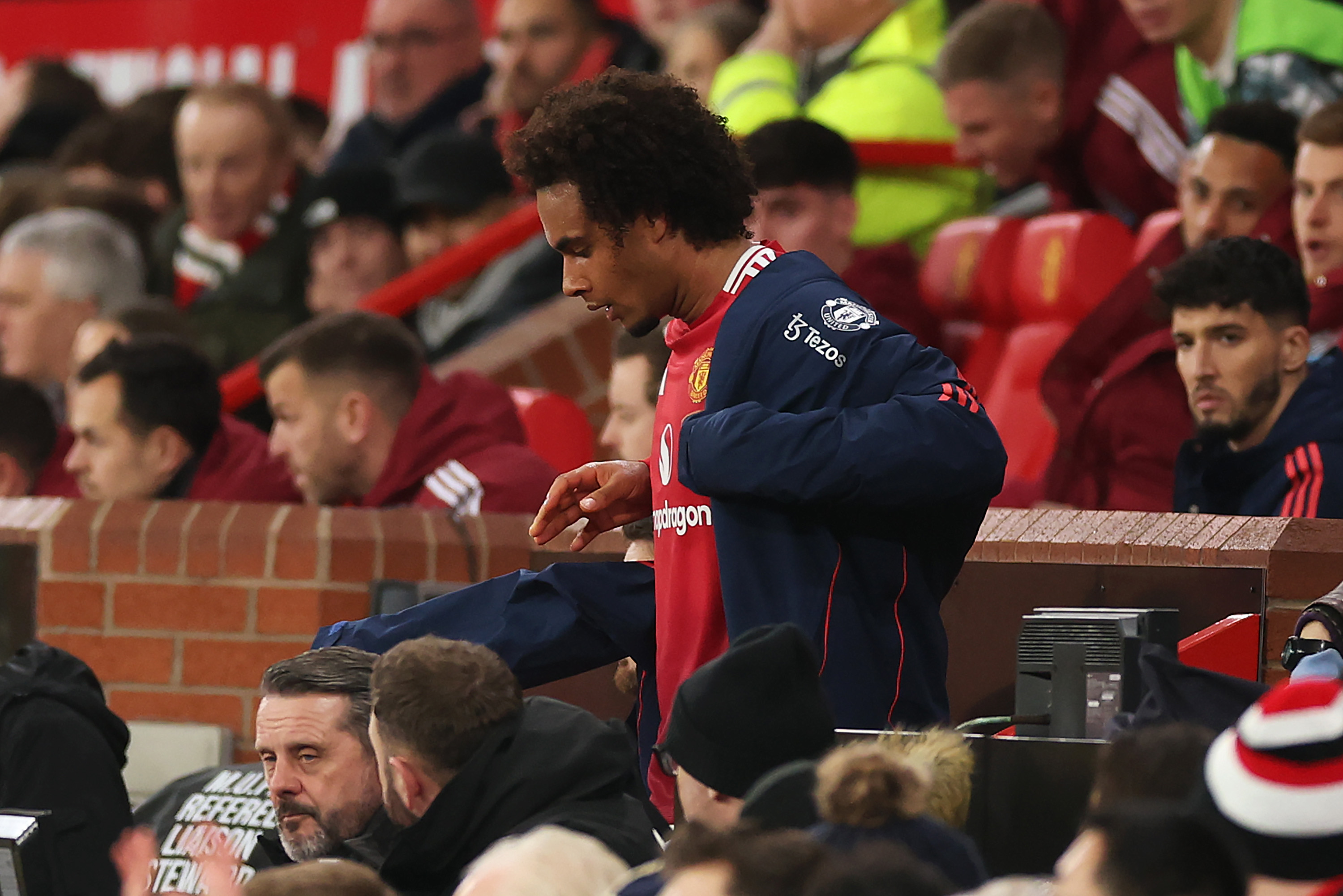 Joshua Zirkzee after being substituted by Ruben Amorim.