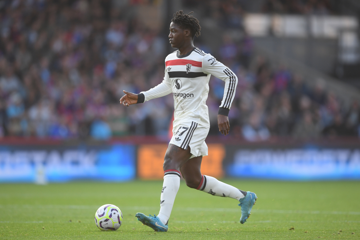 Kobbie Mainoo carries the ball for Man United vs Crystal Palace.