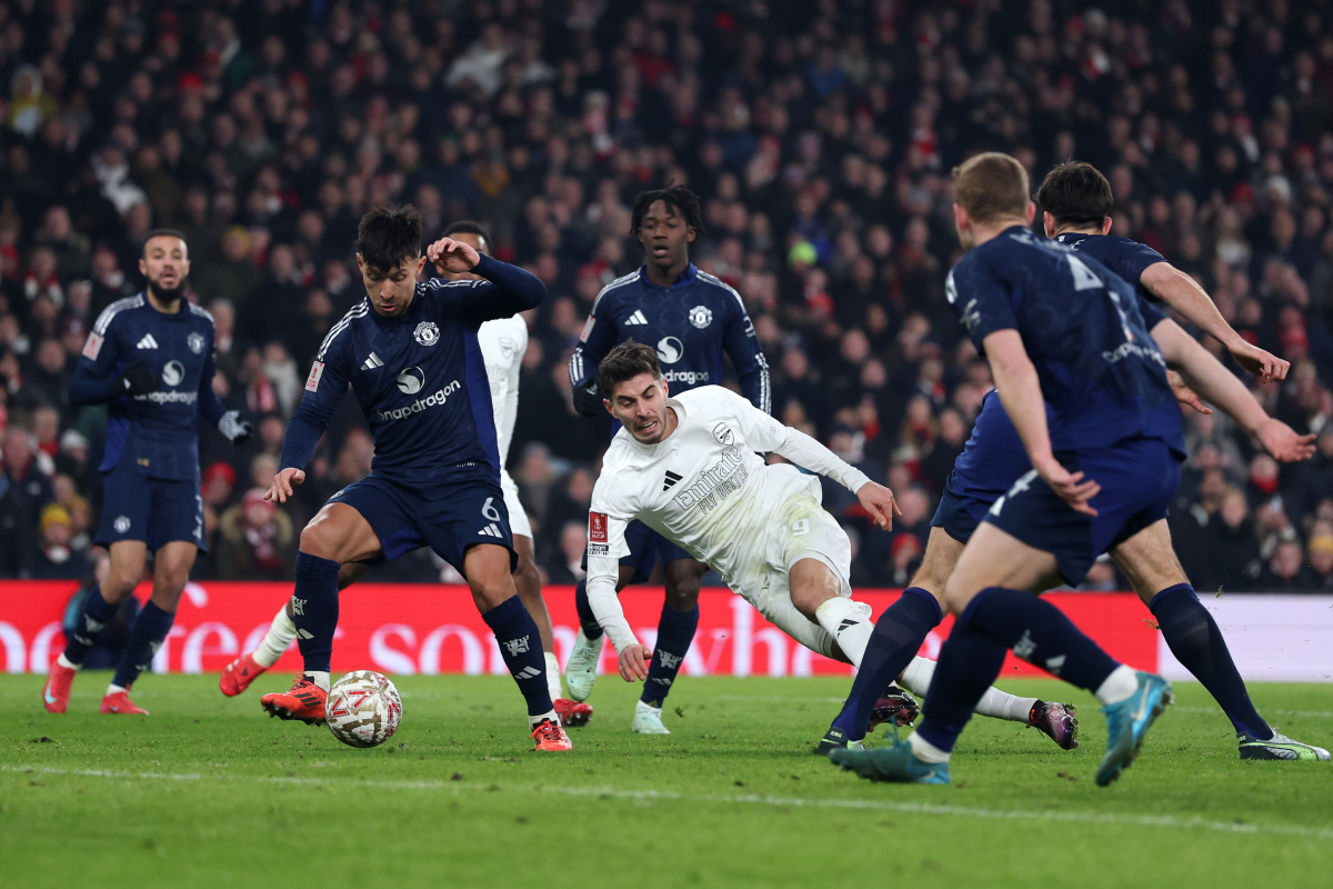 Kai Havertz theatrically drops to the floor in hopes of winning a penalty vs Manchester United.