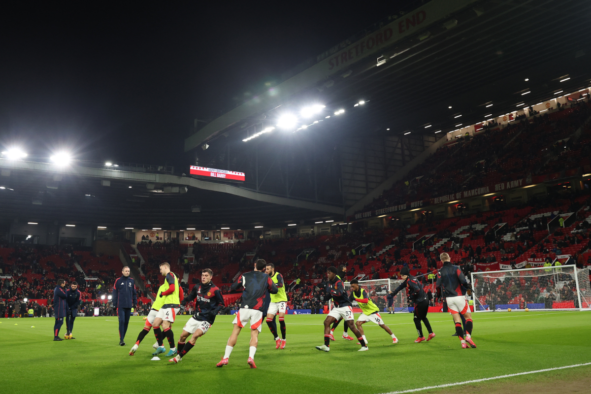 Manchester United players complete warm-up drills before facing Southampton.