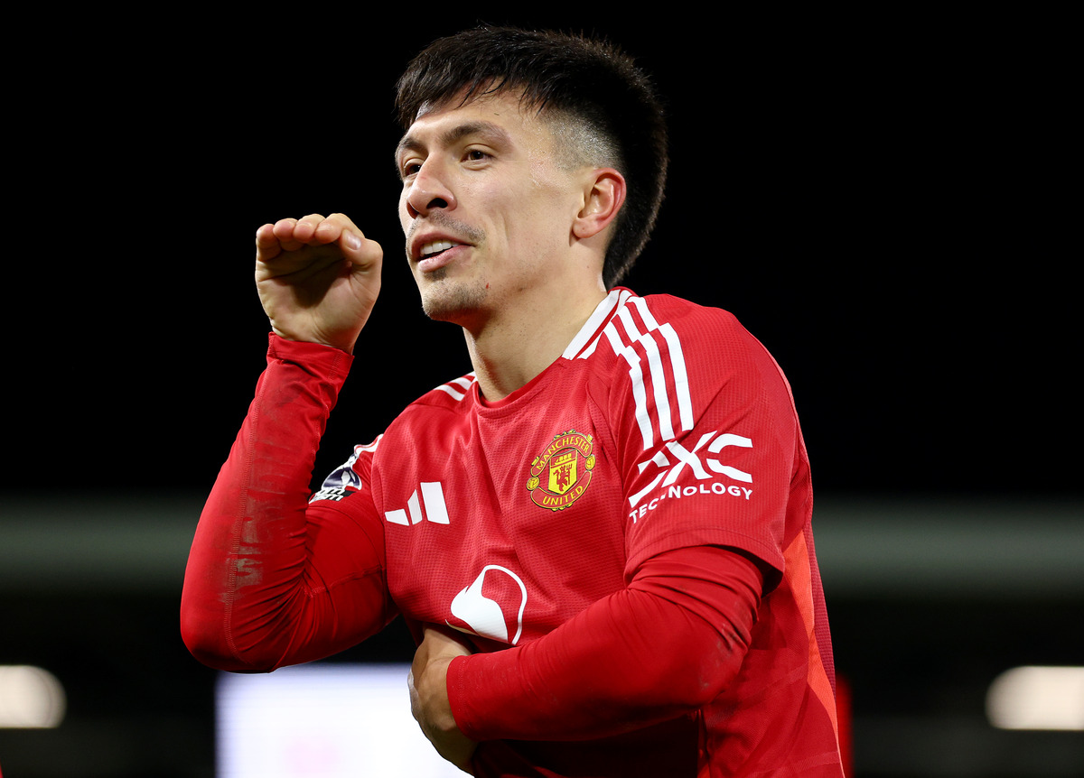 Lisandro Martinez celebrates the winner against Fulham