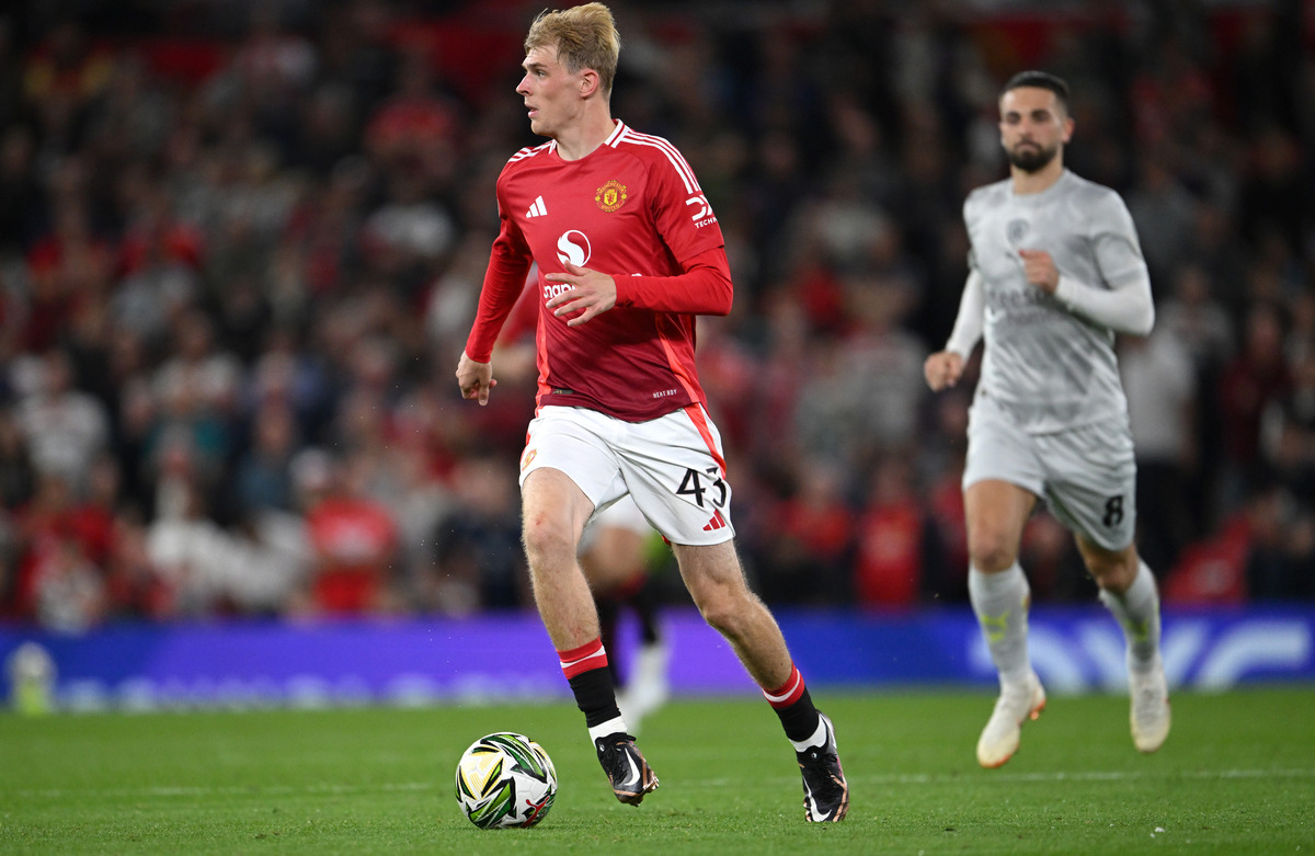 Toby Collyer dribbling with the ball