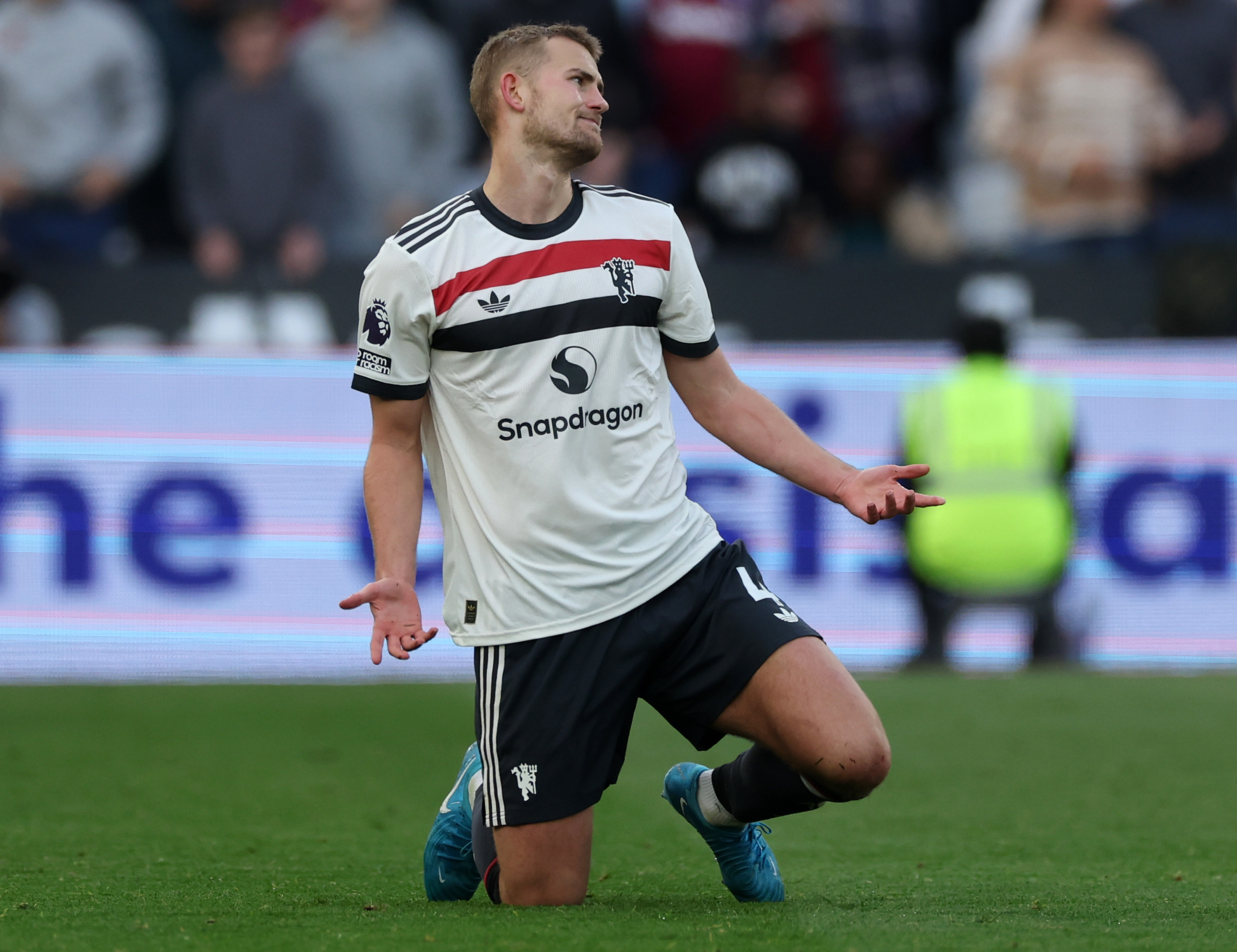 LONDON, ENGLAND - OCTOBER 27: Matthijs de Ligt of Manchester United FC reacts during the Premier League match between West Ham United FC and Manchester United FC at London Stadium on October 27, 2024 in London, England