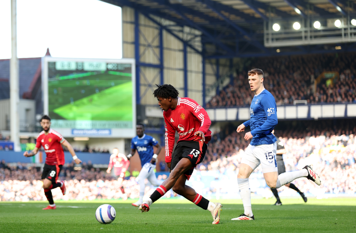 Patrick Dorgu plays the ball while in action for Man United at Goodison Park.