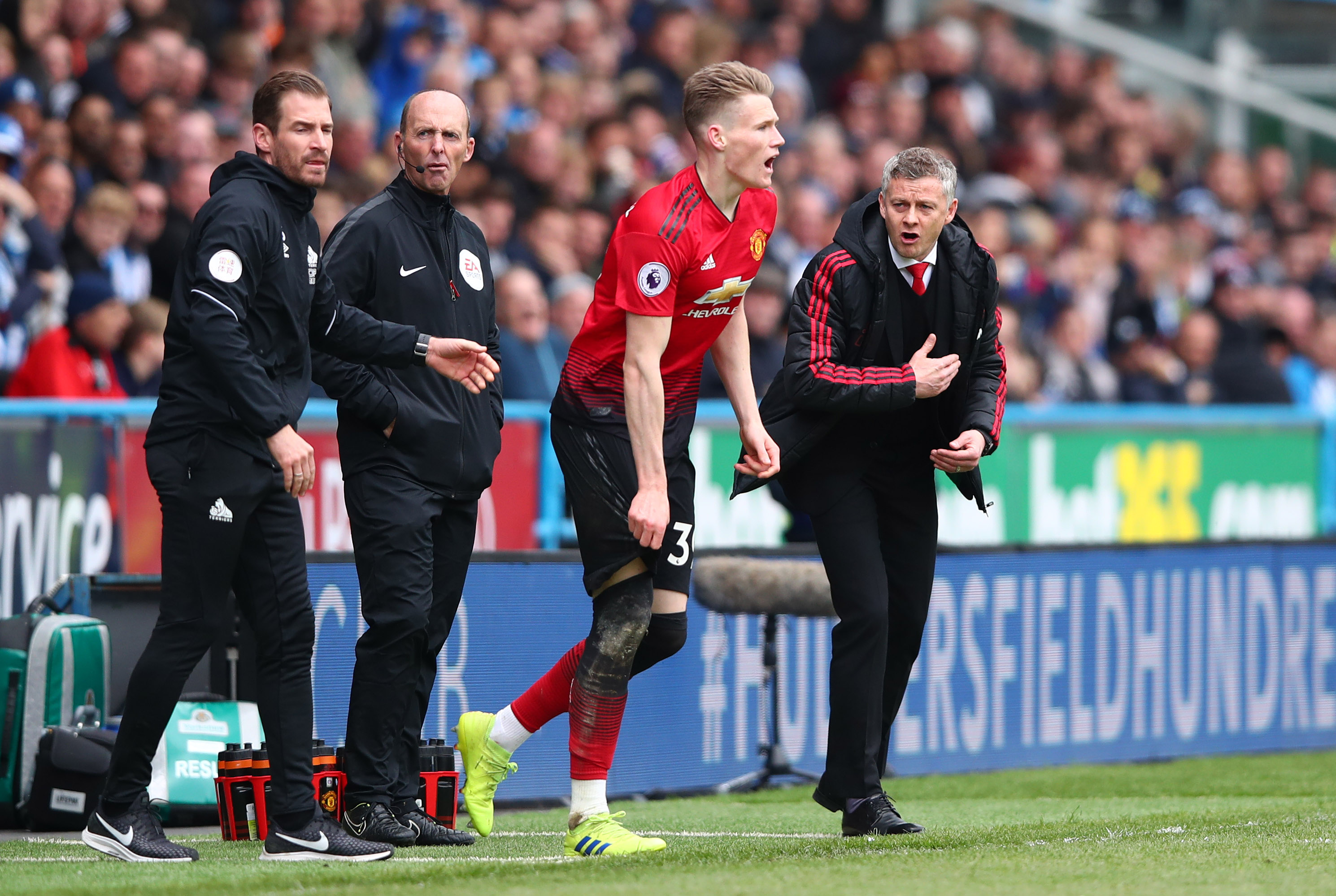 Scott McTominay enters the pitch as a substitute while receiving instructions from Ole Gunnar Solskjaer.