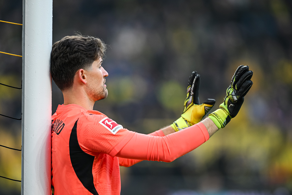 Gregor Kobel giving instructions to his Dortmund teammates