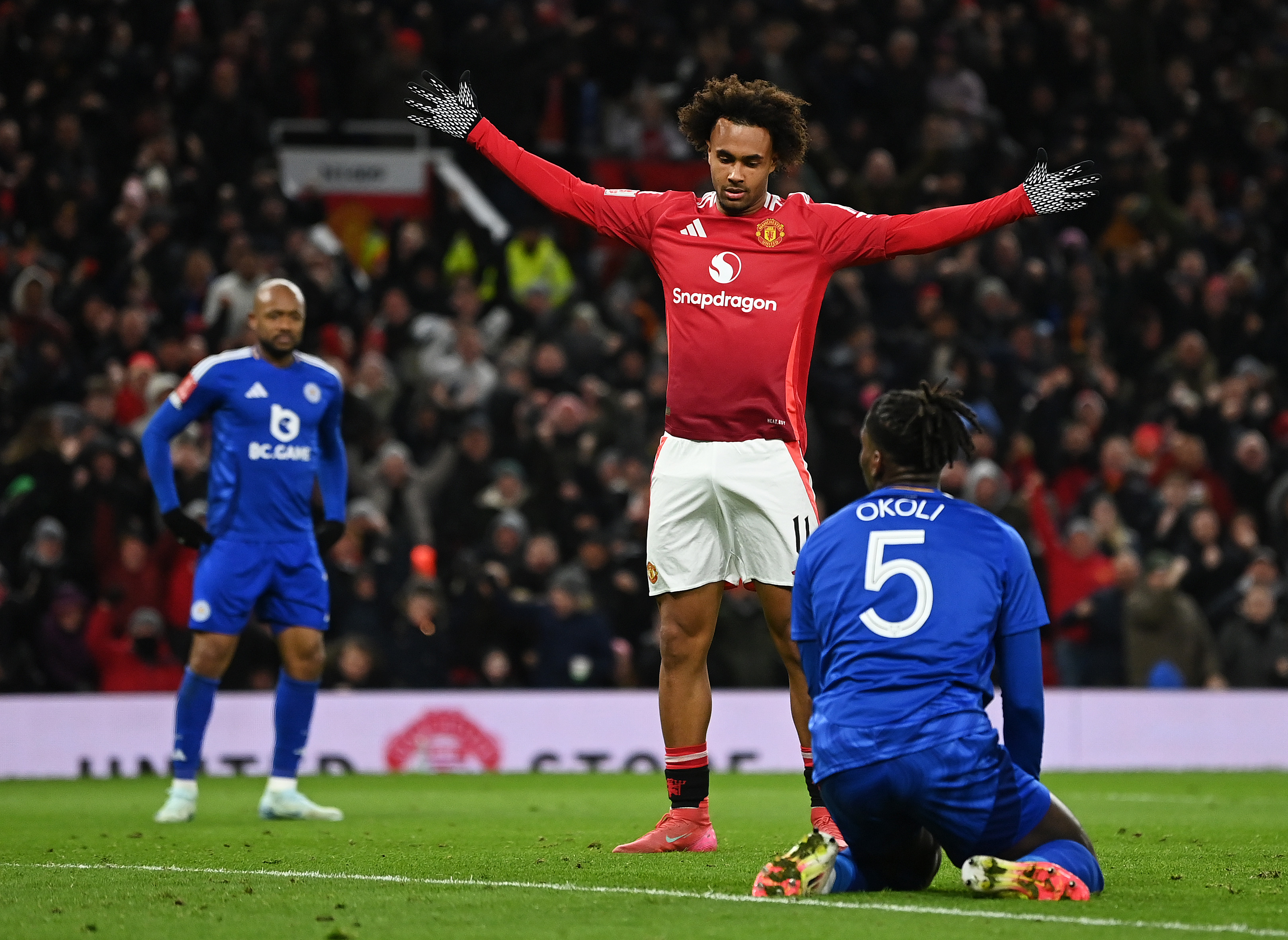 Joshua Zirkzee scoring against Leicester in FA Cup