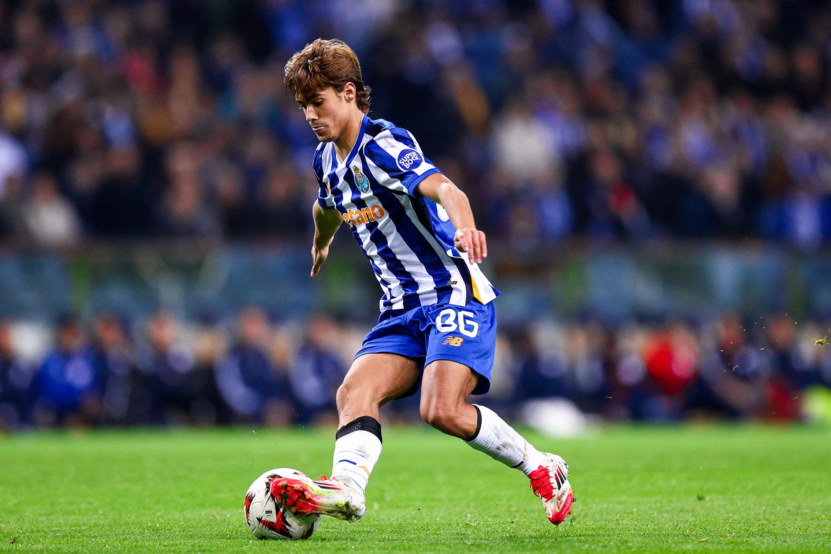 Rodrigo Mora dribbling with the ball