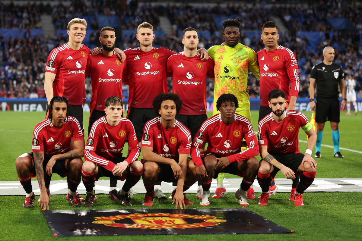 Manchester United players pose for a picture ahead of kick-off.