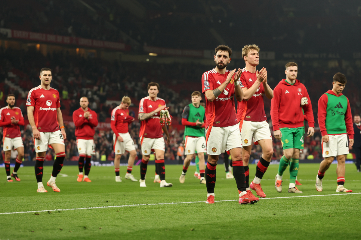 Bruno Fernandes and Rasmus Hojlund of Manchester United applaud the fans after the draw during the Premier League match between Manchester United FC and Arsenal