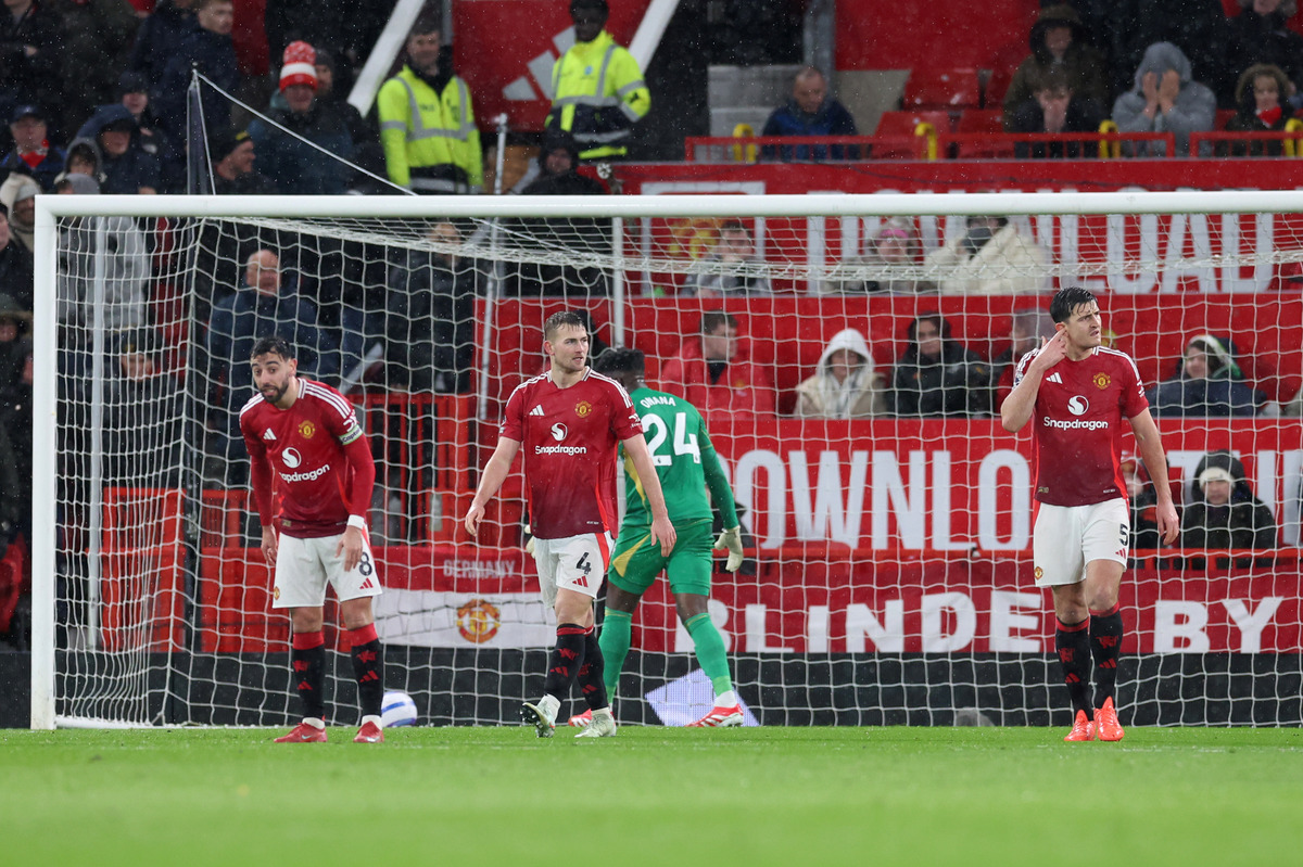 Manchester United players disappointed after conceding a goal