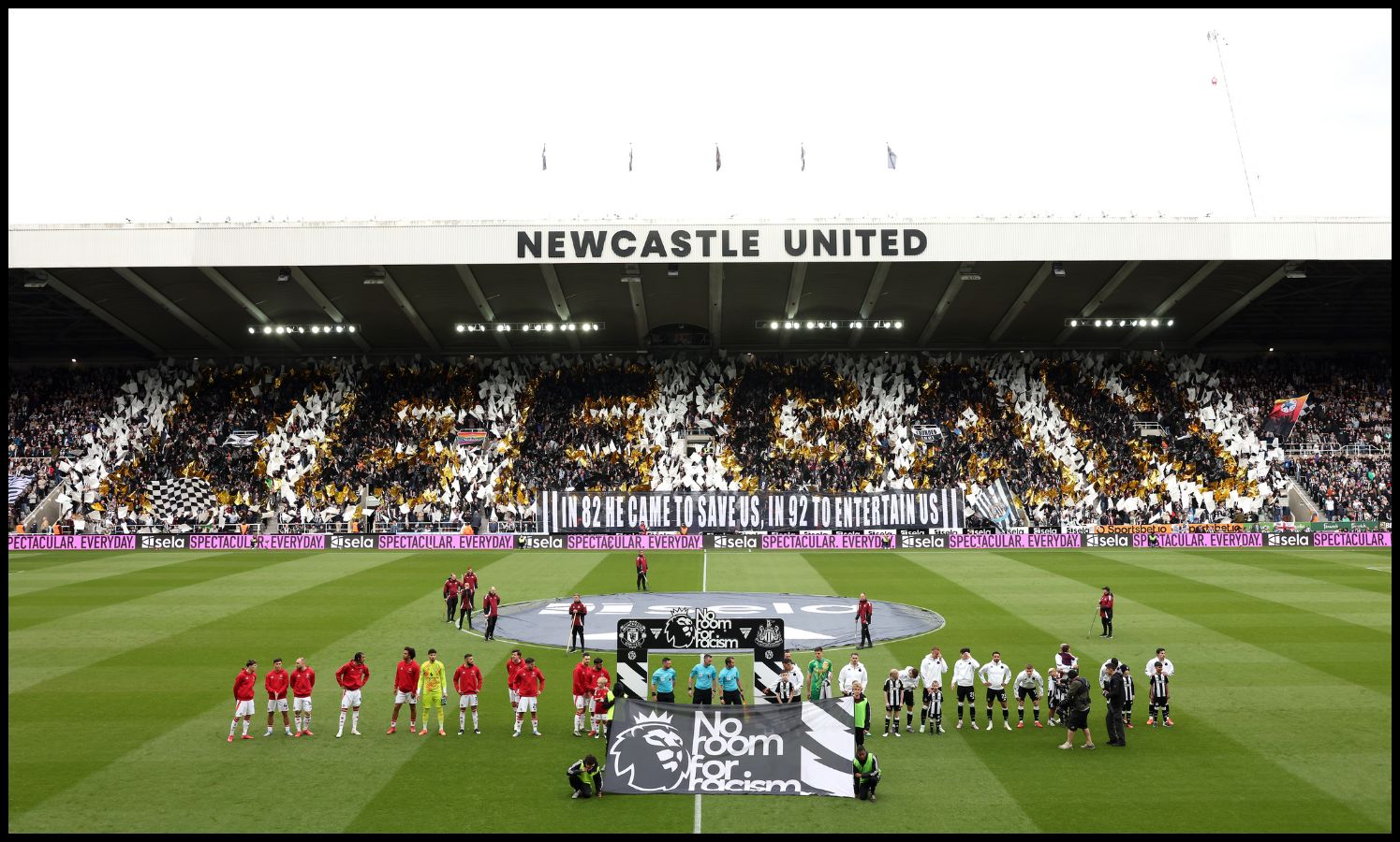 Joshua Zirkzee and Manchester United players line up at St James' Park.