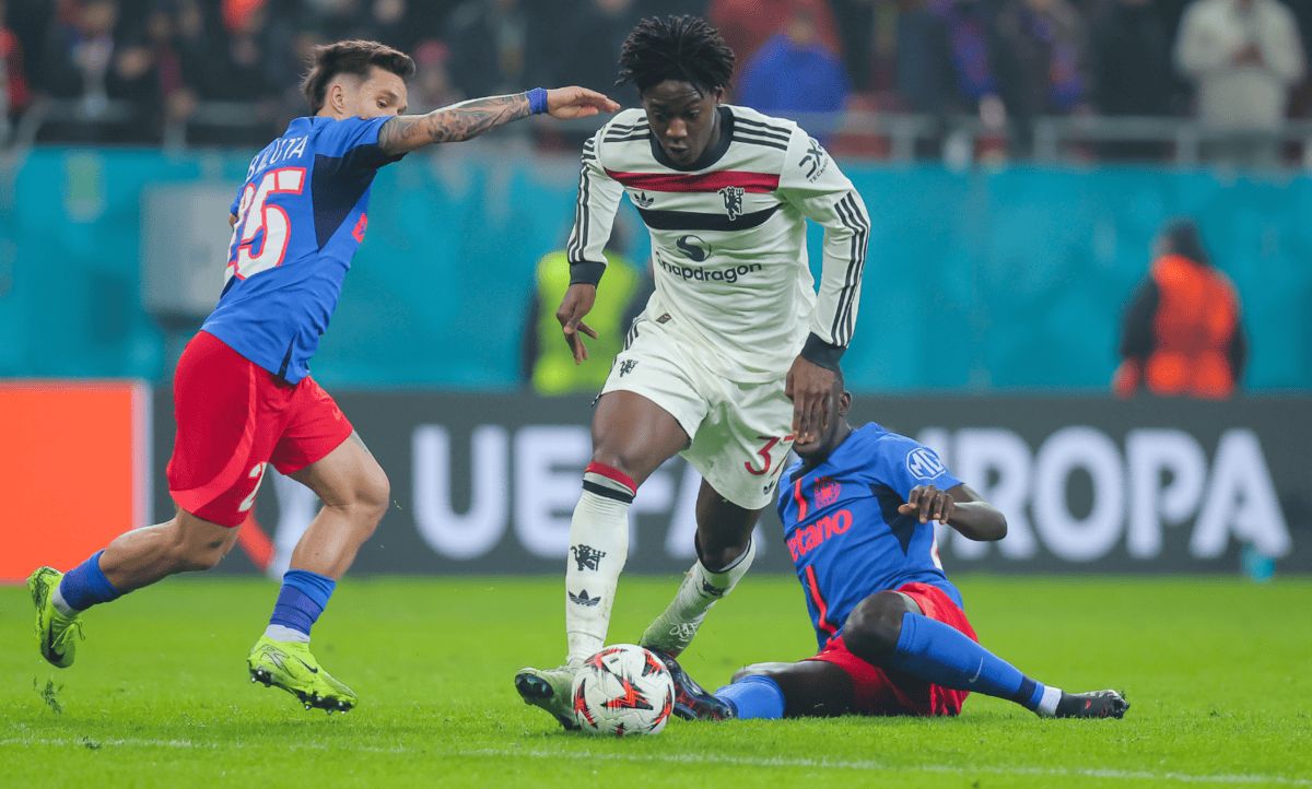Kobbie Mainoo dribbling past opponents