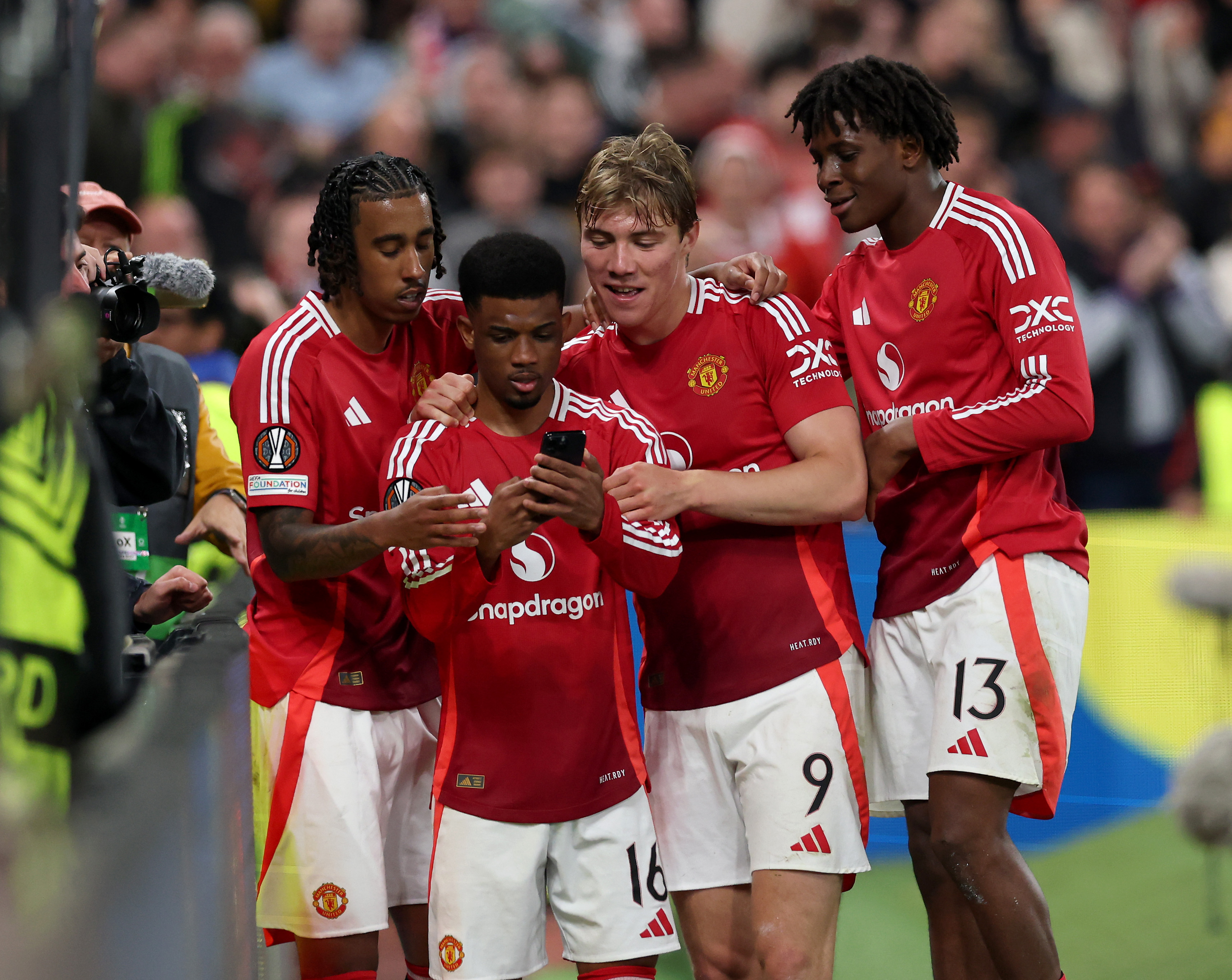 MANCHESTER, ENGLAND - MAY 08: Rasmus Hojlund of Manchester United celebrates scoring his team's third goal with teammates Leny Yoro, Amad Diallo and Patrick Chinazaekpere Dorgu as they prepare to take a selfie during the UEFA Europa League 2024/25 Semi Final Second Leg match between Manchester United and Athletic Club at Old Trafford on May 08, 2025 in Manchester, England.