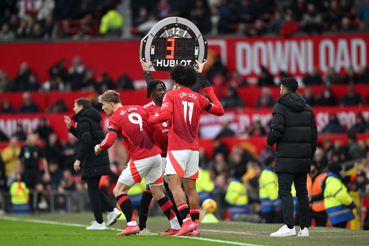 Joshua Zirkzee and Rasmus Hojlund are substituted on at Old Trafford.