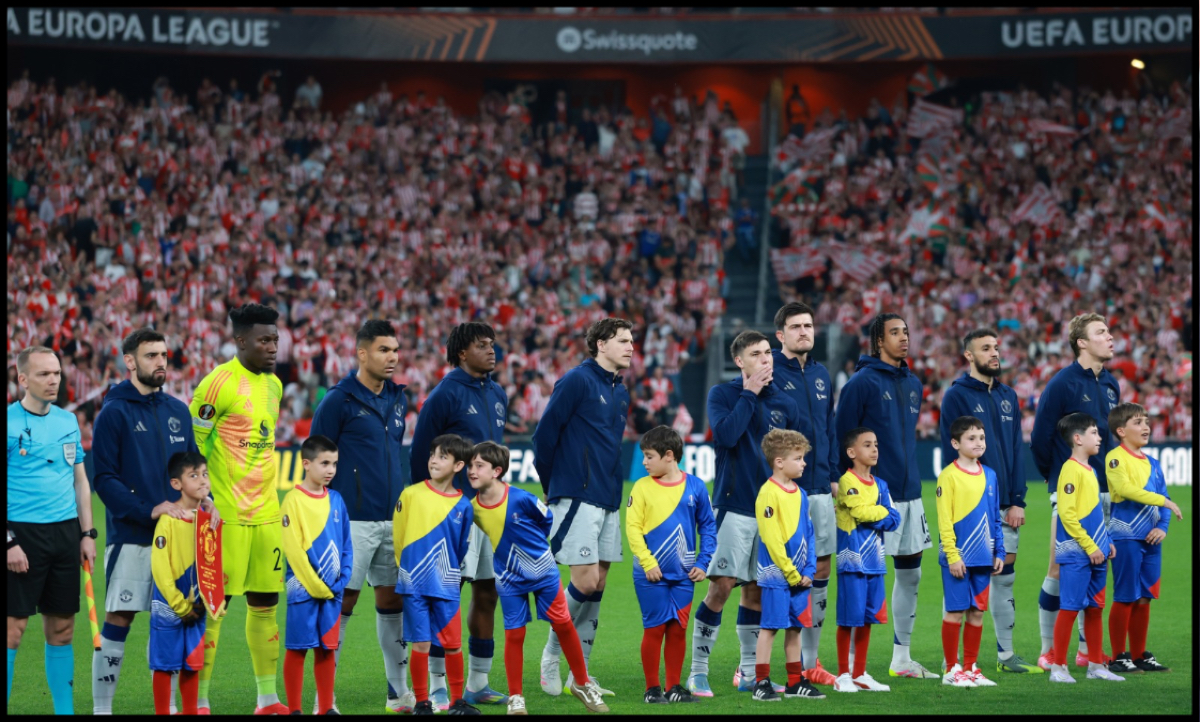 Man United players line up prior to kick-off against Athletic Club.