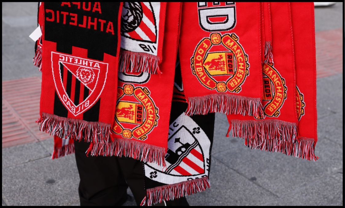 Scarves show both Athletic Bilbao and Manchester United badges.