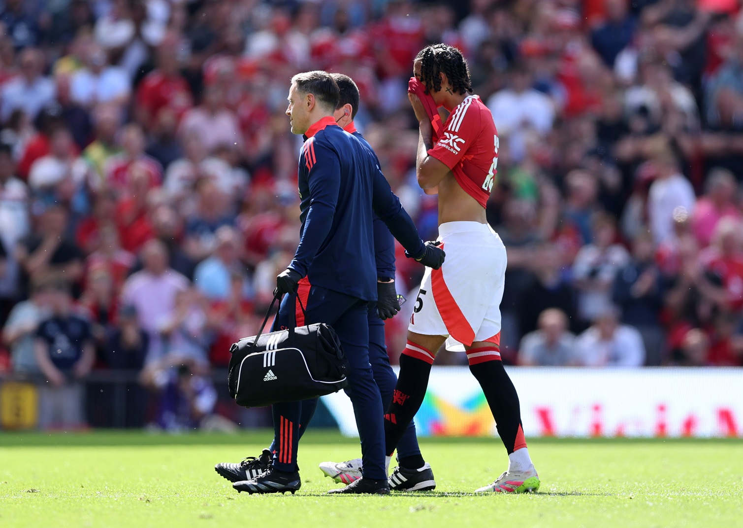 Leny Yoro injured for Man United