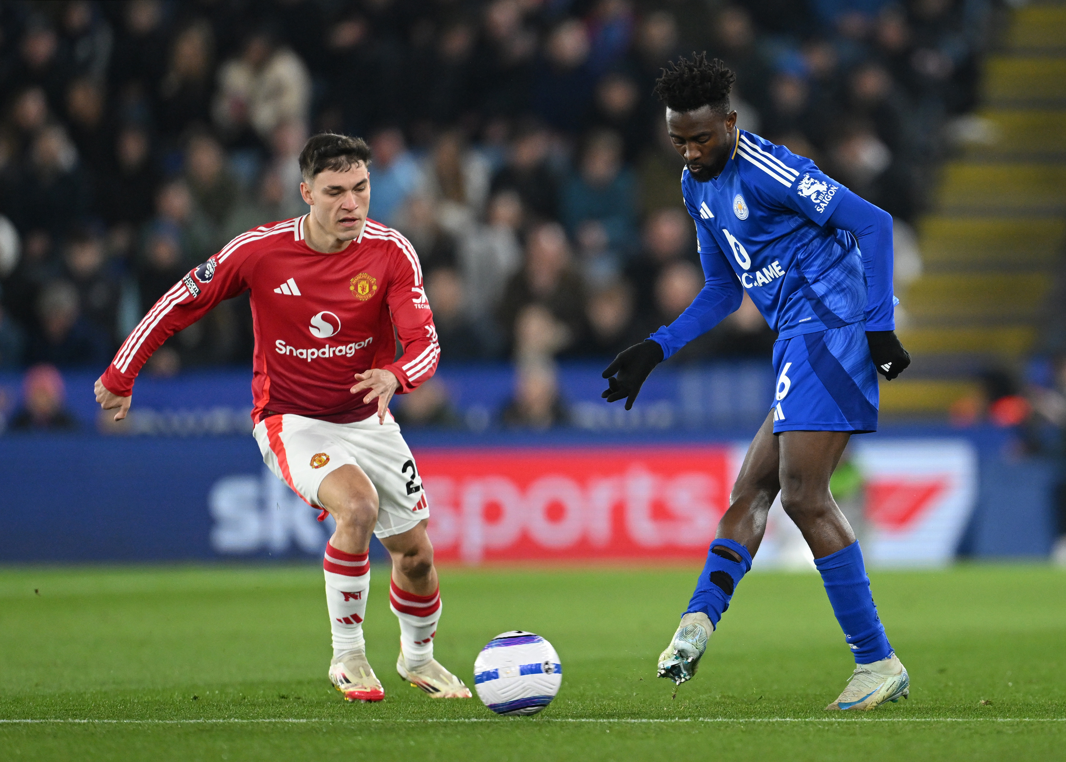 Wilfred Ndidi plays the ball while under pressure from Manuel Ugarte.
