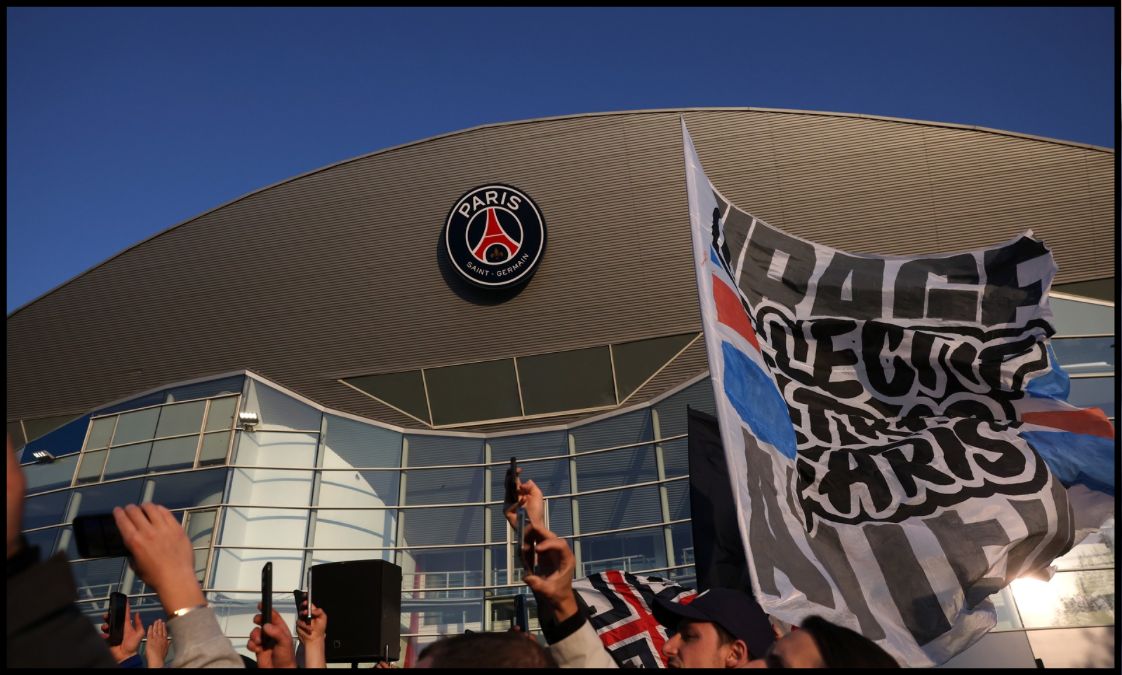 A general view outside the Parc des Princes before PSG face Arsenal.
