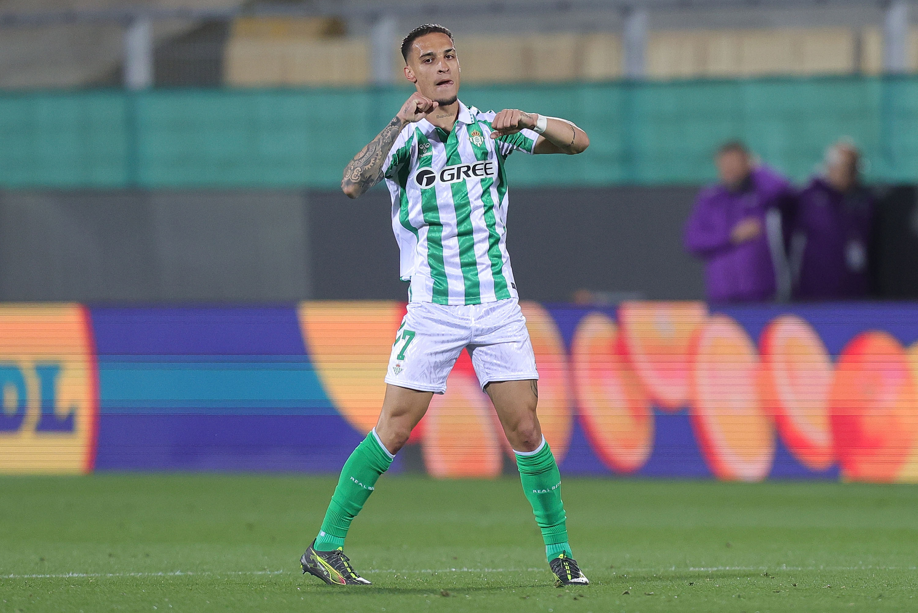 Antony in action for Real Betis