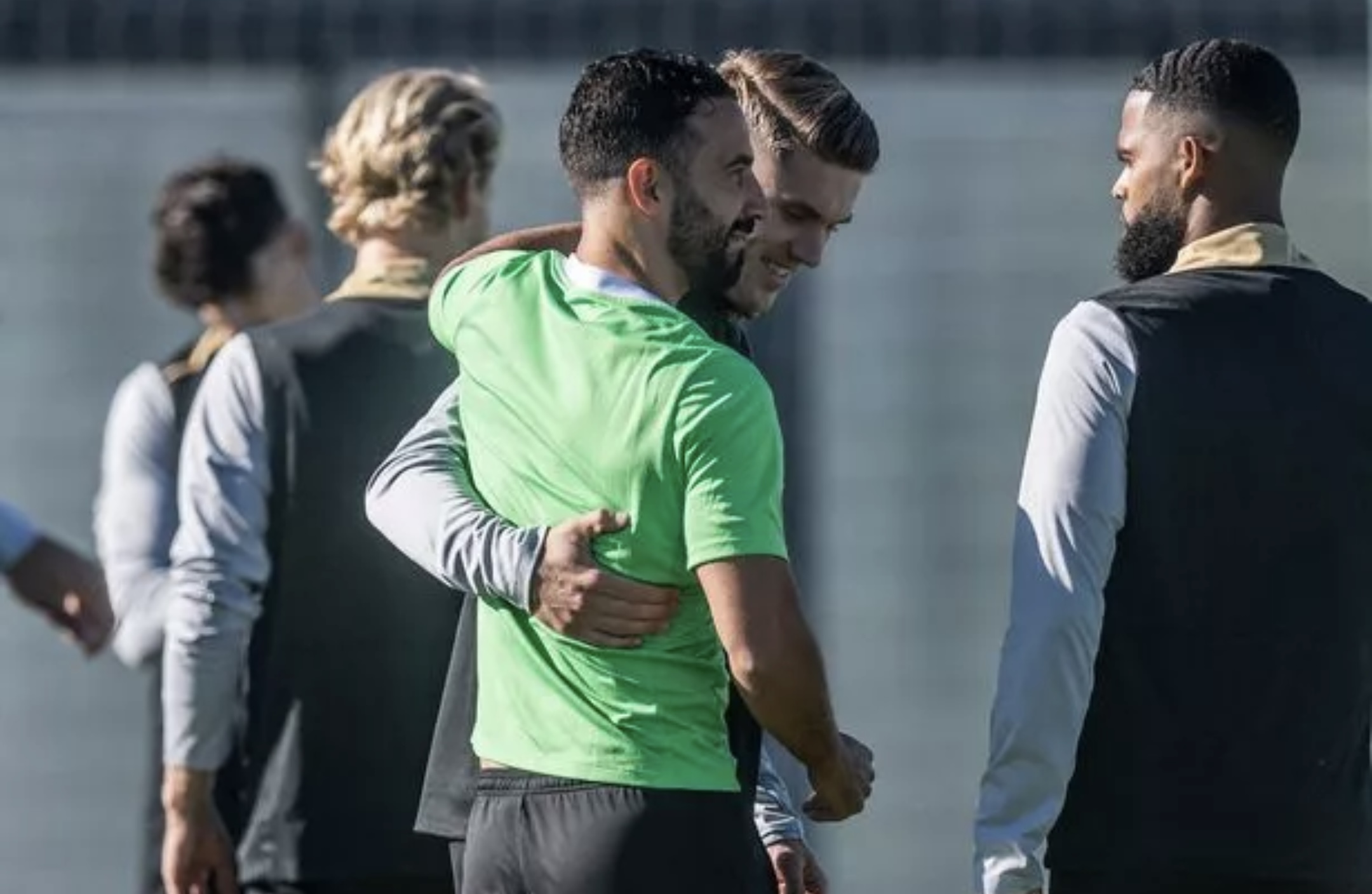 Ruben Amorim embraces Viktor Gyokeres in Sporting Lisbon training.