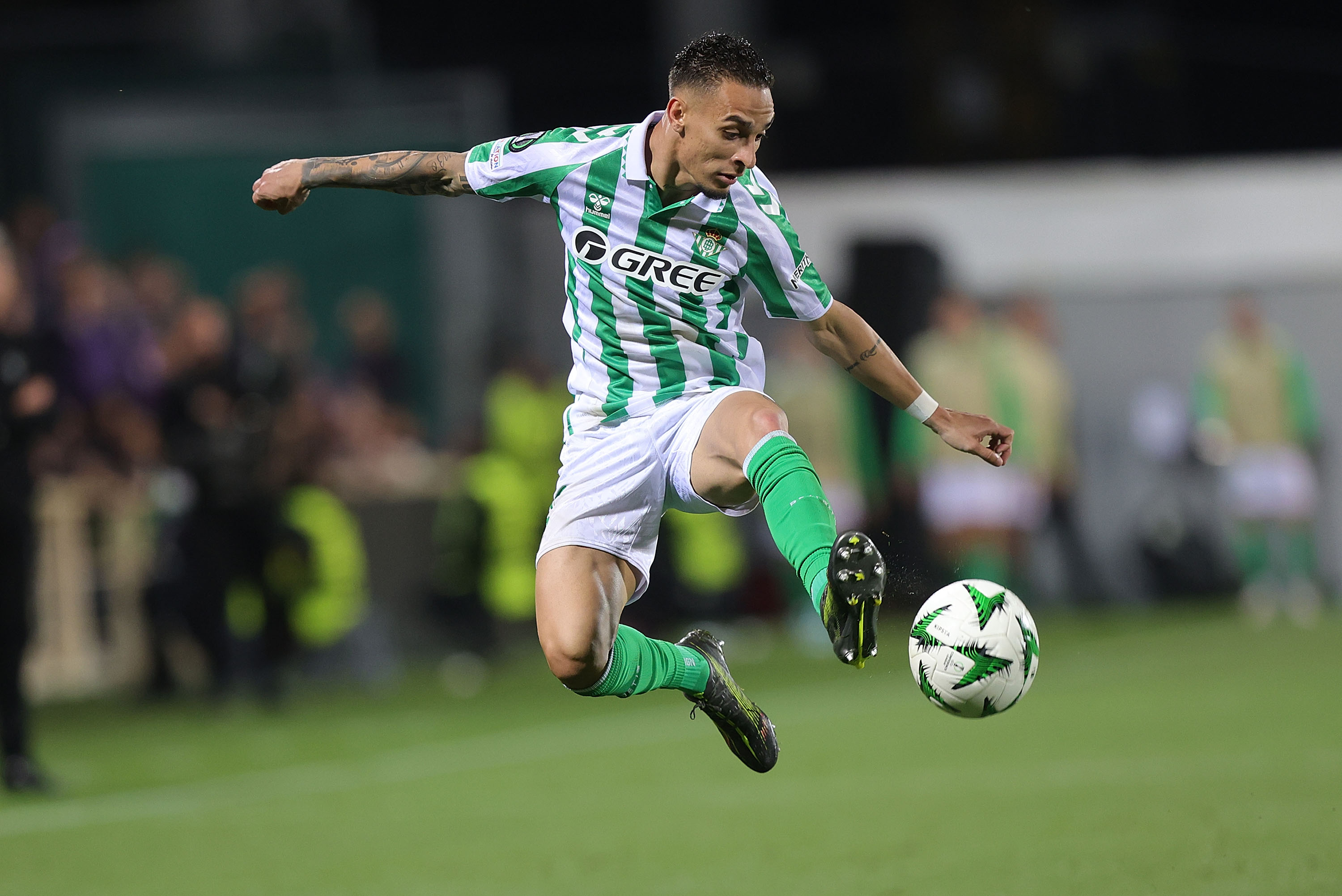 Antony controlling the ball