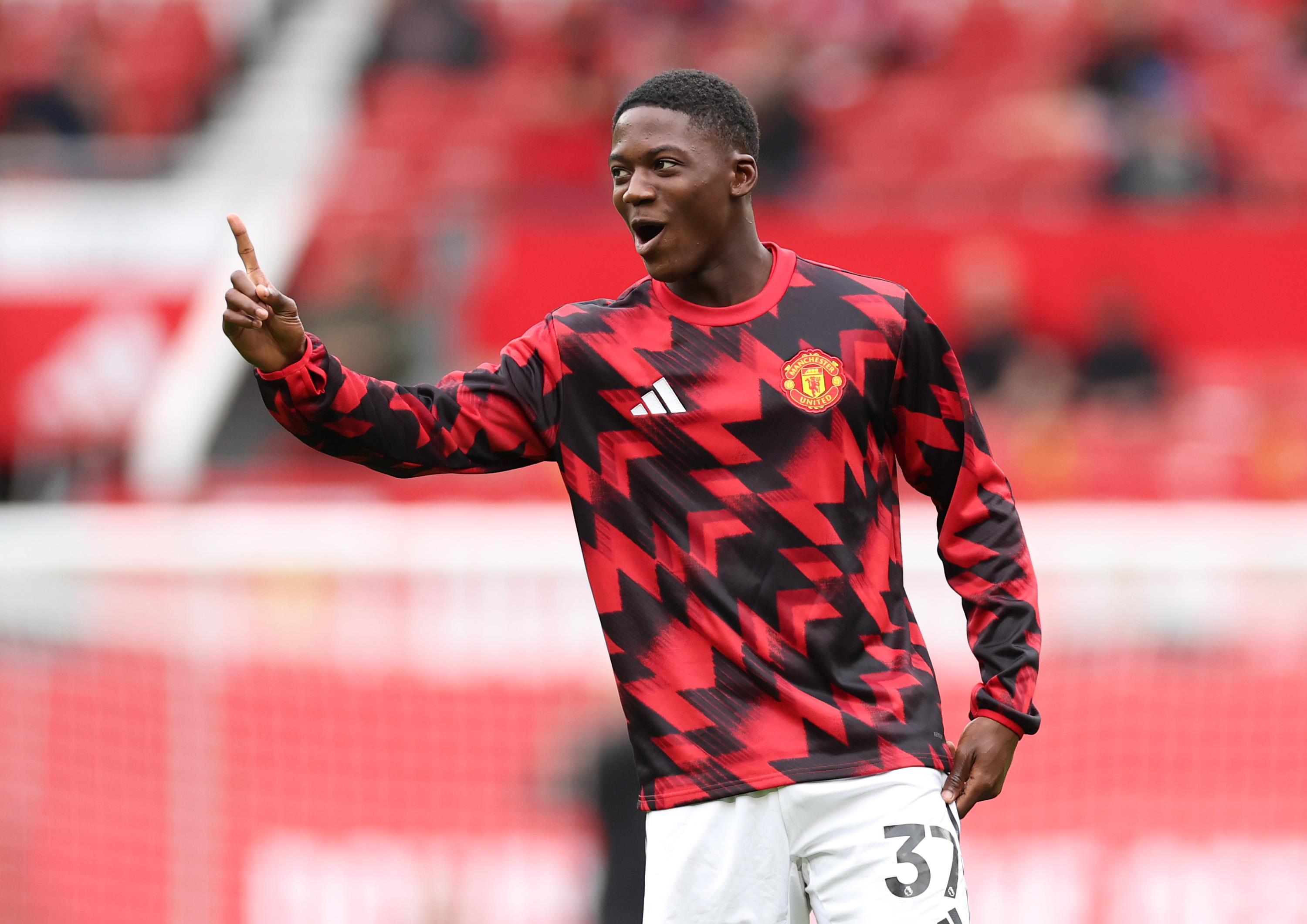 Kobbie Mainoo warming up