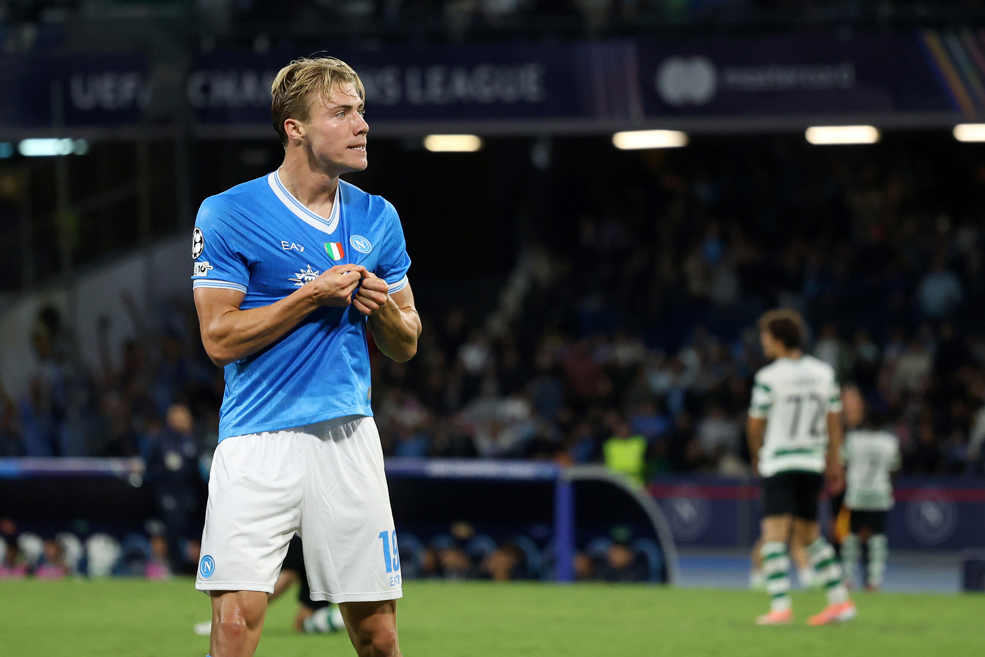 Rasmus Hojlund reaguje po strzeleniu do Napoli w Lidze Mistrzów.