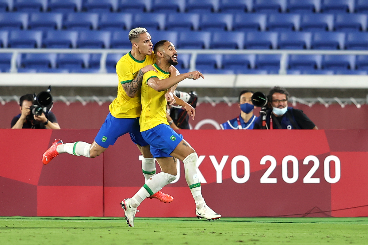 Antony and Matheus Cunha in action for Brazil.