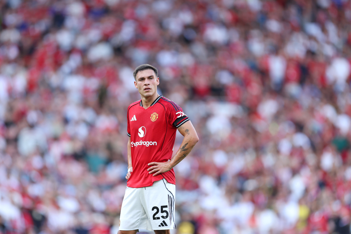 Manuel Ugarte observa a ação do Manchester United contra o Arsenal.
