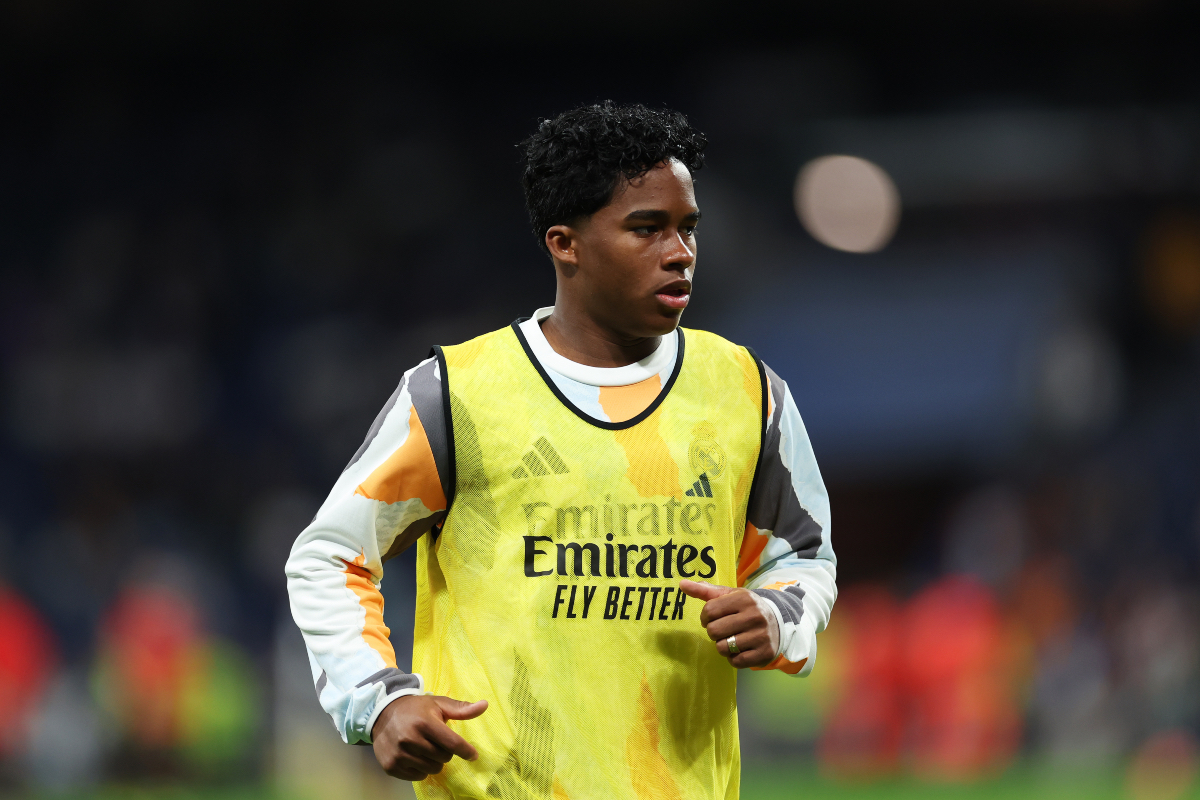 Endrick warms up for Real Madrid.
